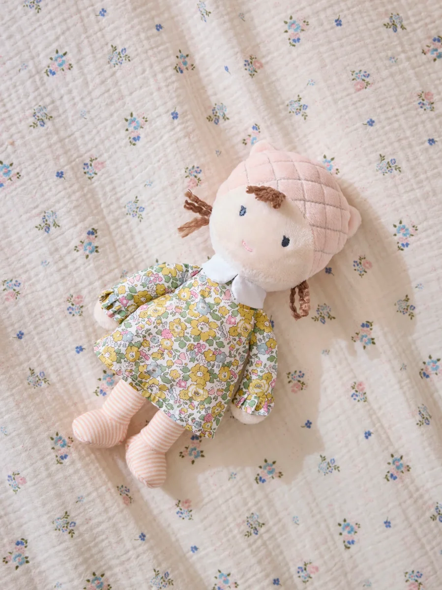 Poupée en velours et tissu Liberty – Image 4