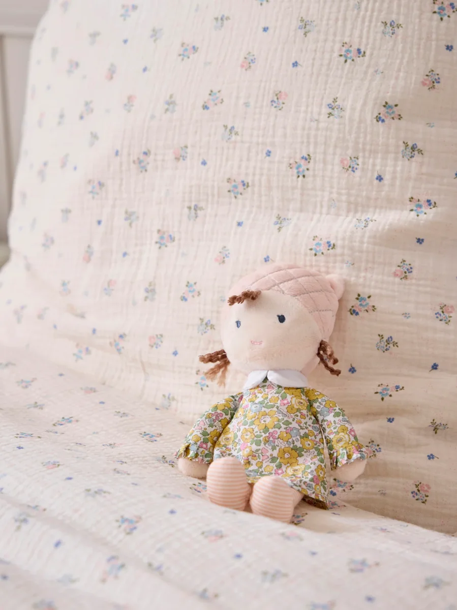 Poupée en velours et tissu Liberty – Image 3