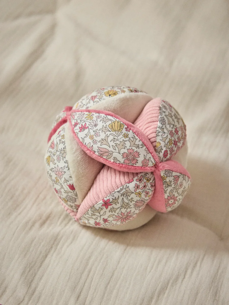 Balle d'éveil en velours et tissu Liberty – Image 2