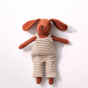 Peluche chien en velours avec salopette