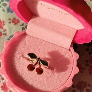Petite écrin rose avec bague cerise Konges Slojd