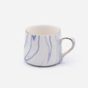 Tasse blanche avec marbrures bleues en céramique