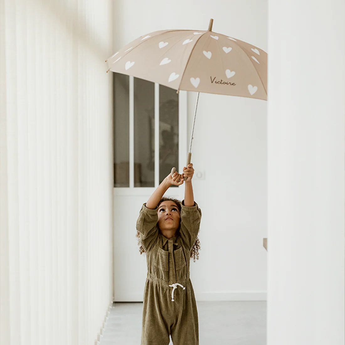 Parapluie beige à coeurs – Image 5